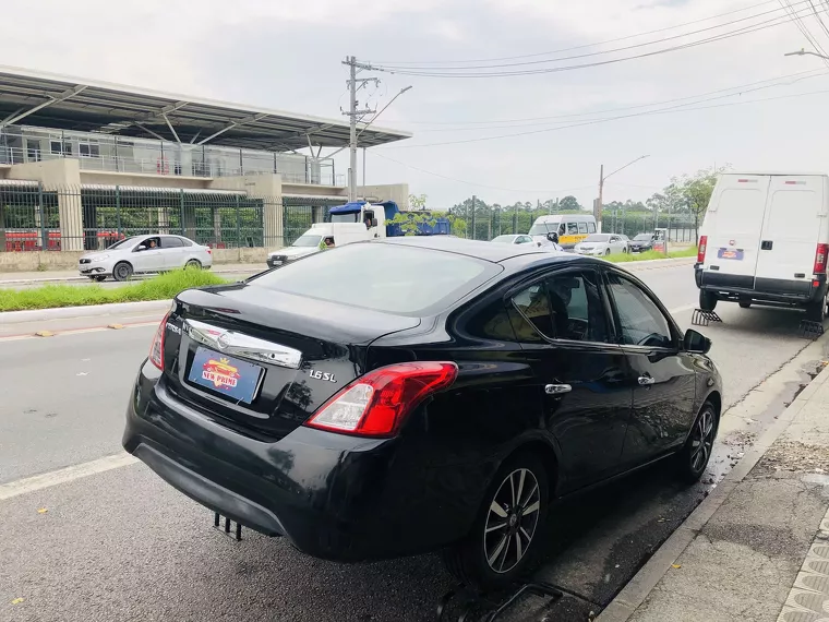 Nissan Versa Preto 11