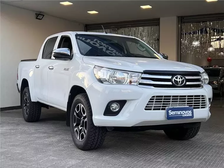 Toyota Hilux Branco 14