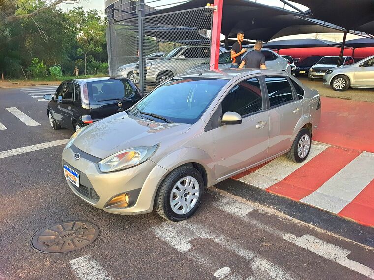 Ford Fiesta Prata 4