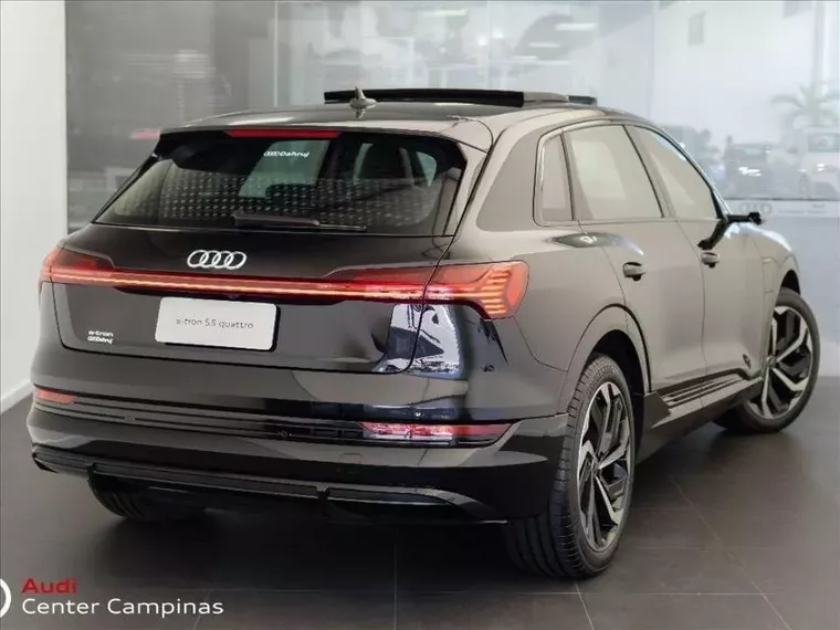 Audi E-tron Preto 5