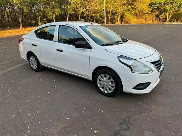 Nissan Versa Branco 2