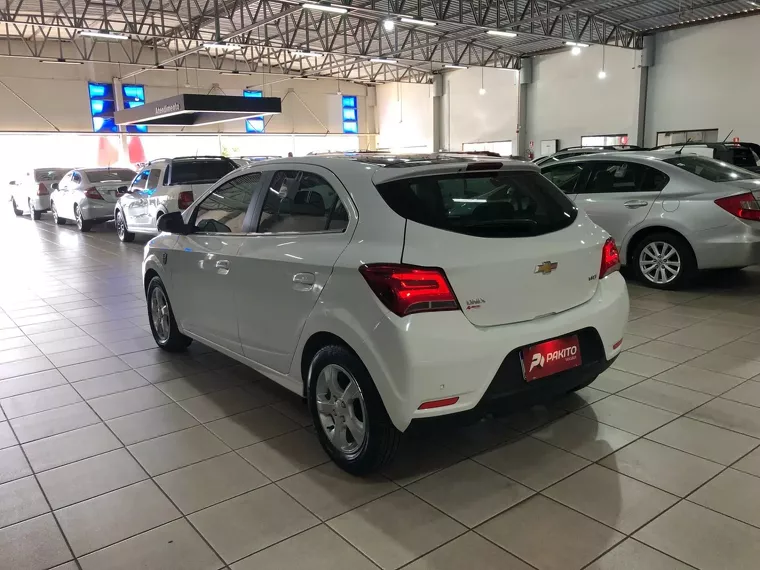 Chevrolet Onix Branco 17