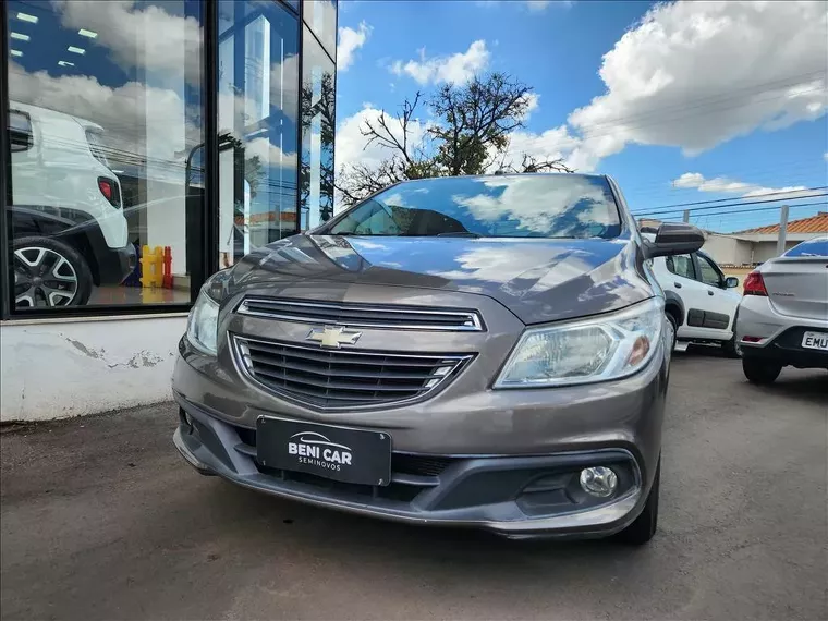 Chevrolet Onix Cinza 3