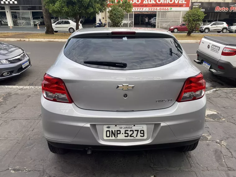 Chevrolet Onix Prata 10