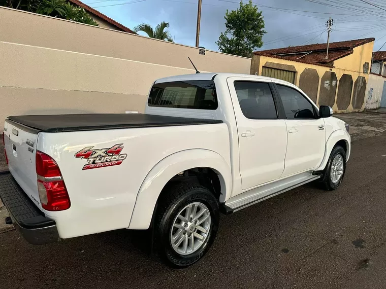 Toyota Hilux Branco 12