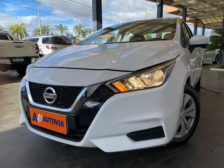 Nissan Versa Branco 11