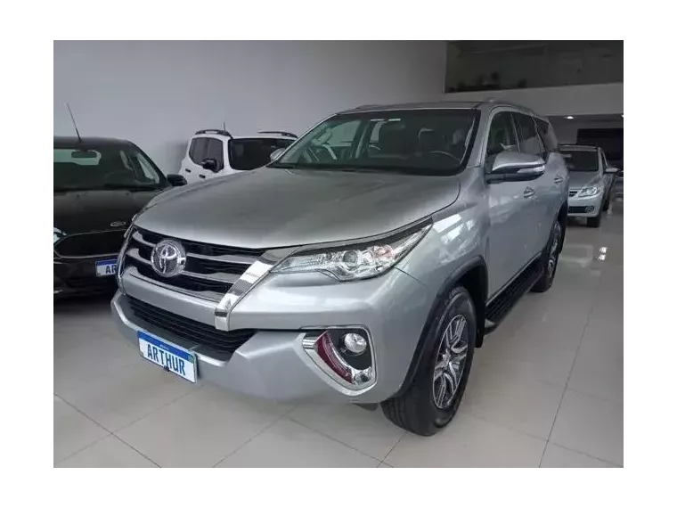 Toyota Hilux SW4 Prata 2