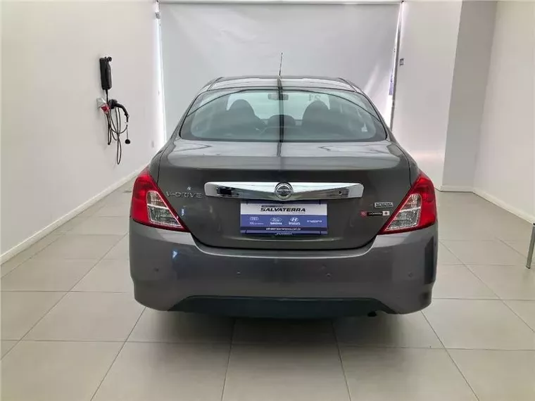 Nissan Versa Cinza 9