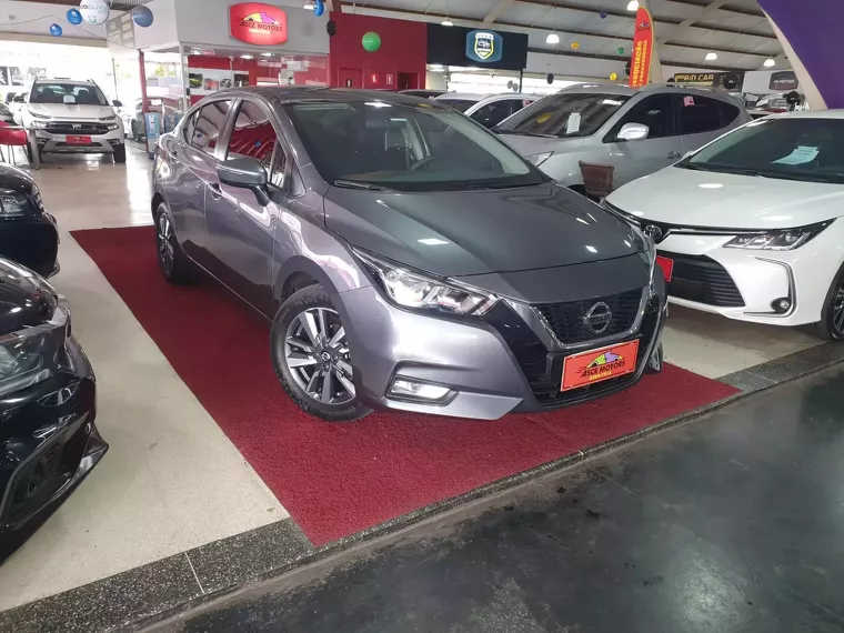 Nissan Versa Cinza 4