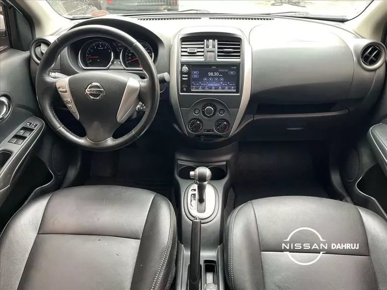 Nissan Versa Branco 11