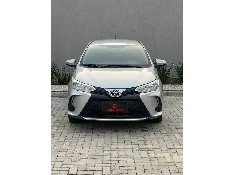 Toyota Yaris Prata 2