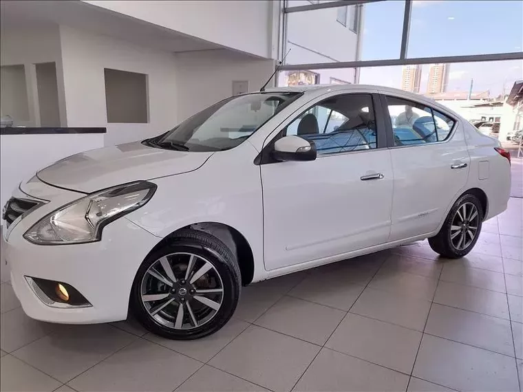 Nissan Versa Branco 2