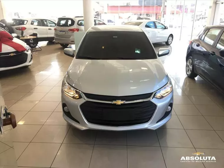 Chevrolet Onix Prata 1