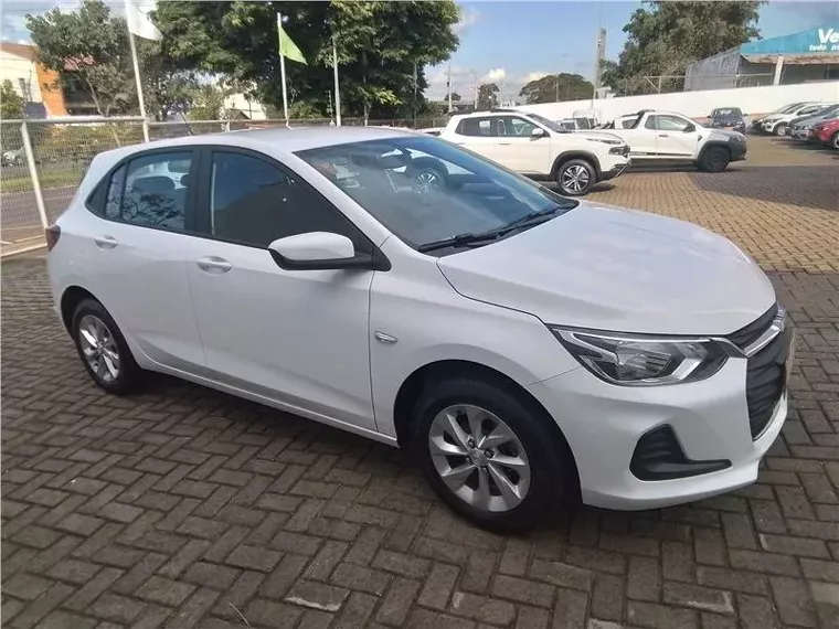 Chevrolet Onix Branco 9