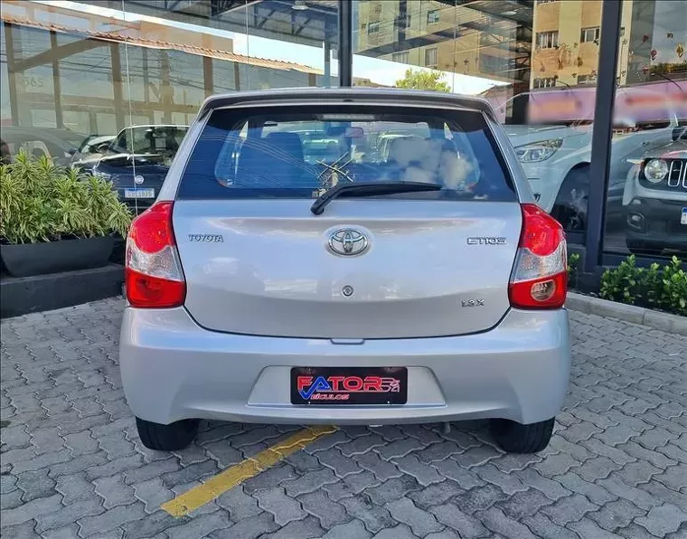 Toyota Etios Prata 7