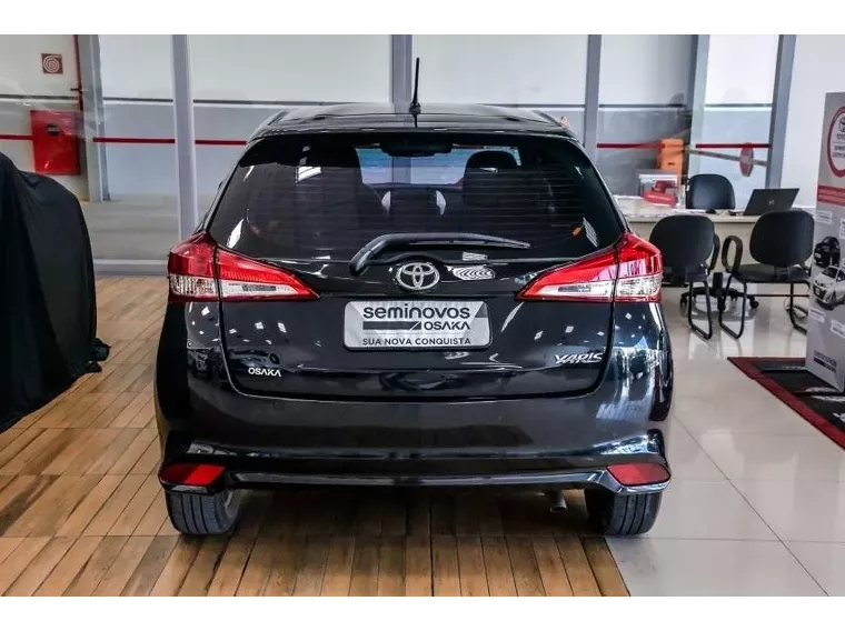 Toyota Yaris Preto 17