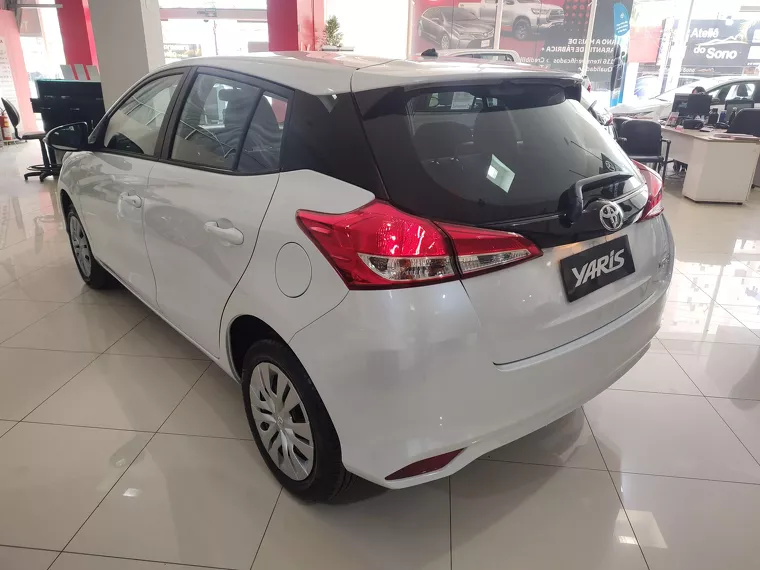 Toyota Yaris Branco 5