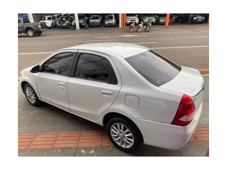 Toyota Etios Branco 2