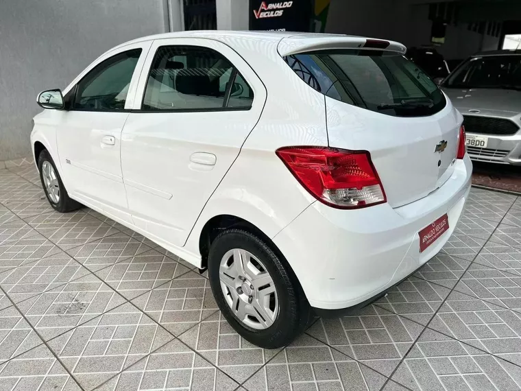 Chevrolet Onix Branco 2