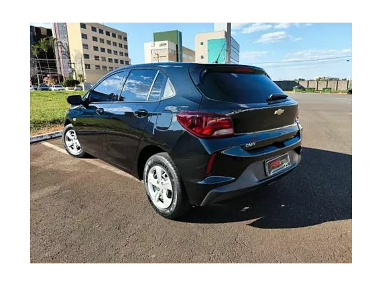 Chevrolet Onix Preto 5