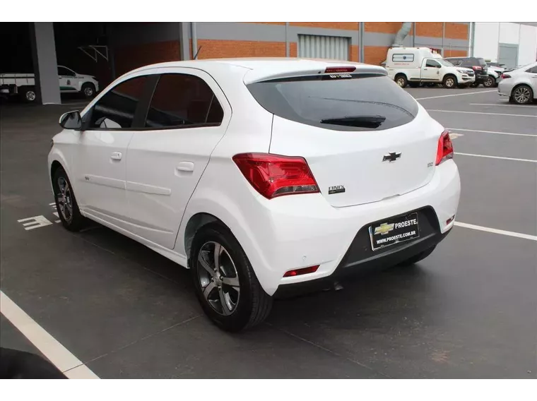 Chevrolet Onix Branco 1