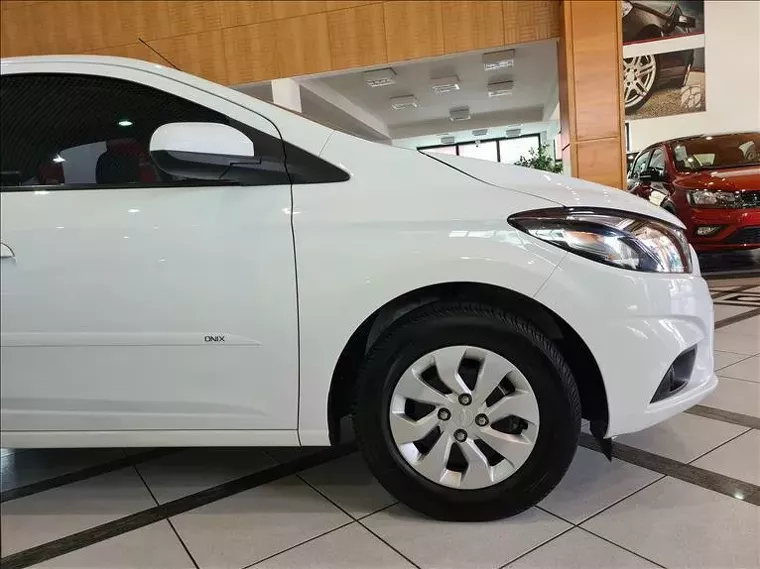 Chevrolet Onix Branco 1