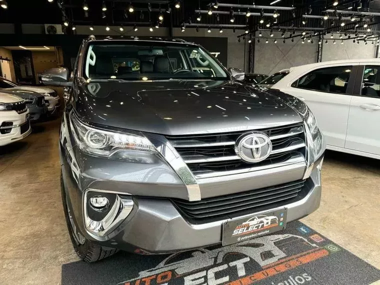 Toyota Hilux Cinza 4