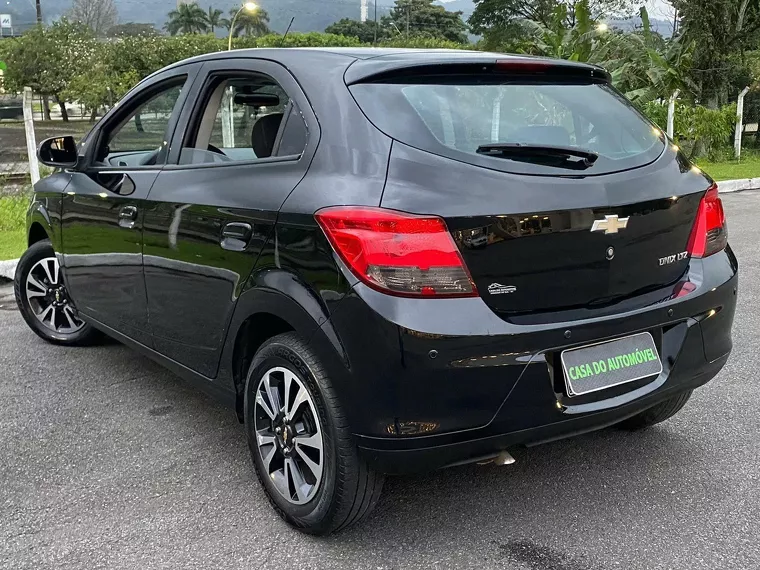 Chevrolet Onix Preto 11