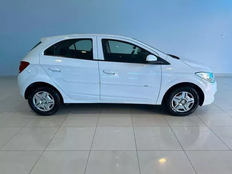 Chevrolet Onix Branco 5