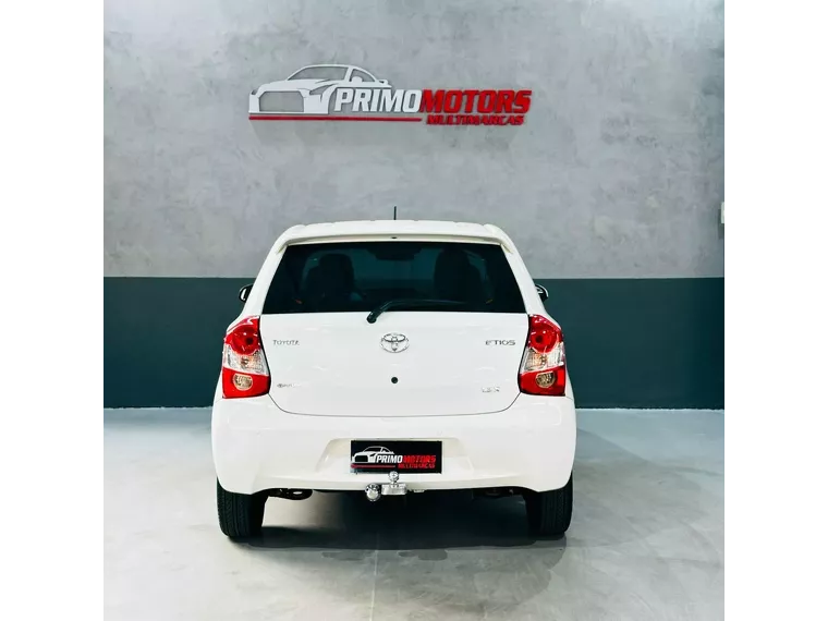 Toyota Etios Branco 5