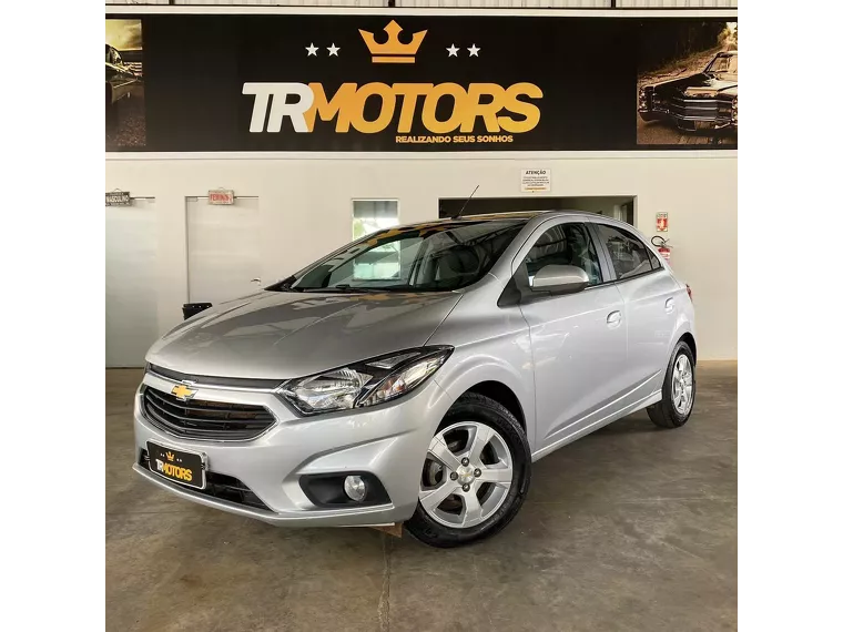 Chevrolet Onix Prata 13