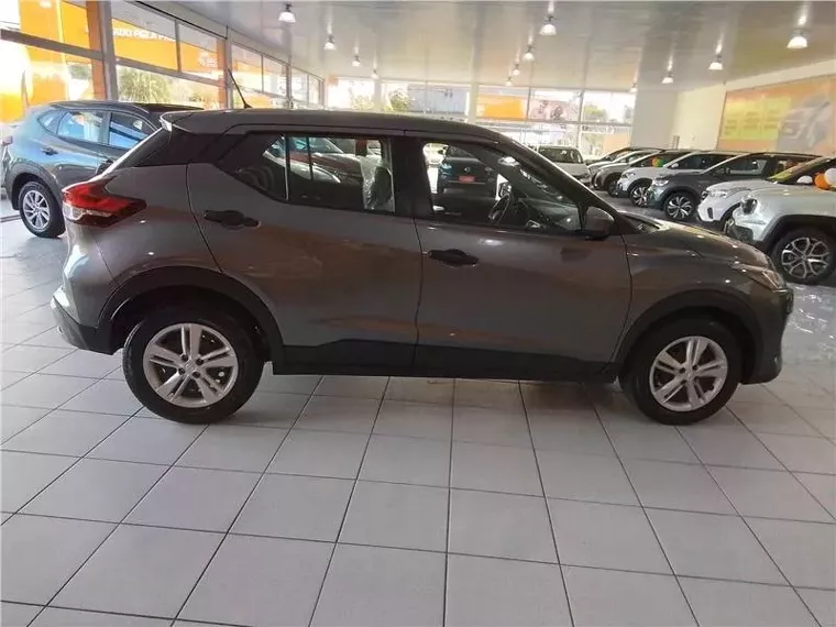 Nissan Kicks Cinza 9