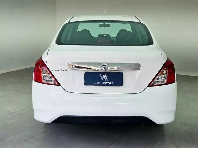 Nissan Versa Branco 5