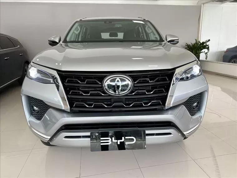 Toyota Hilux SW4 Prata 2