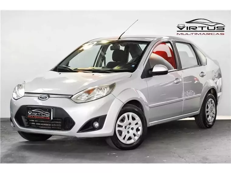 Ford Fiesta Prata 14