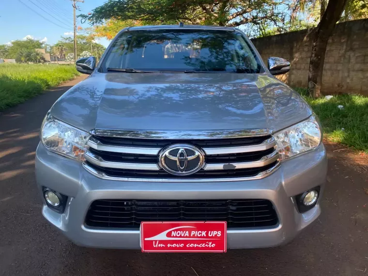 Toyota Hilux Prata 4