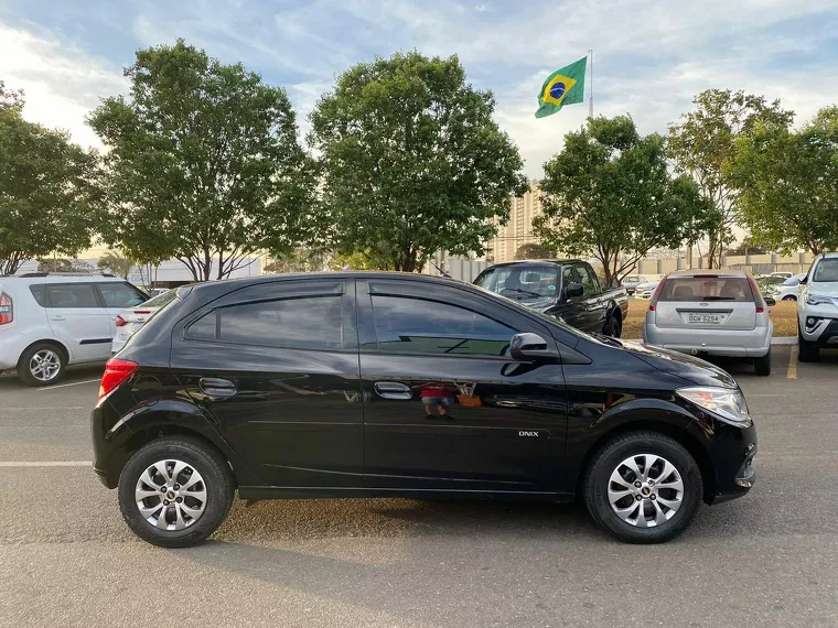 Chevrolet Onix Preto 10