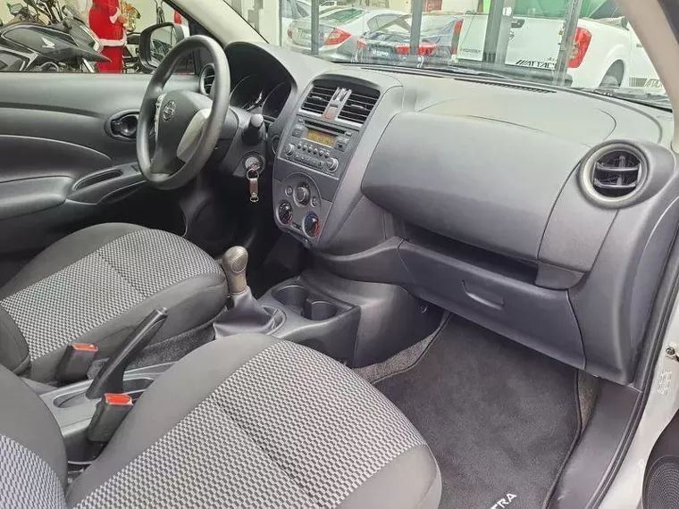 Nissan Versa Prata 5