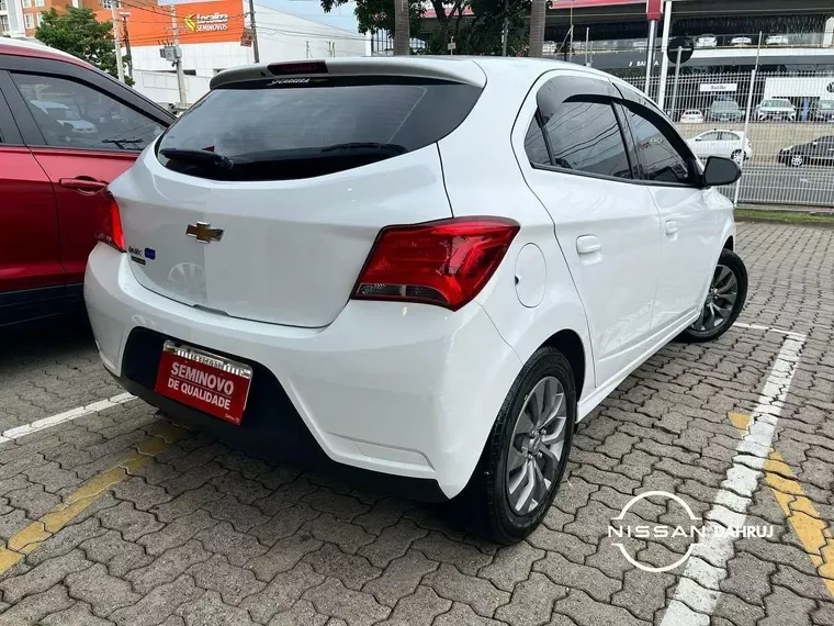 Chevrolet Onix Branco 7