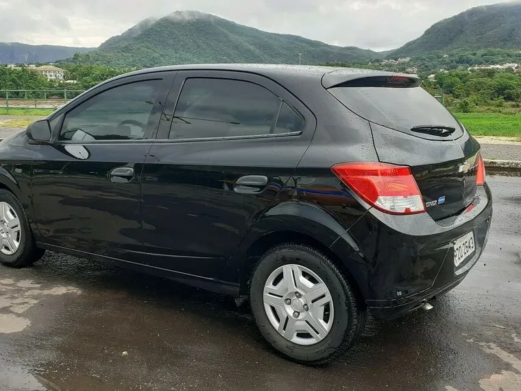 Chevrolet Onix Preto 4