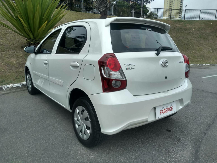 Toyota Etios Branco 2