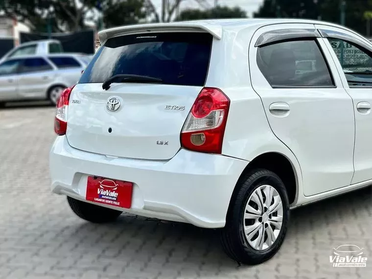 Toyota Etios Branco 4