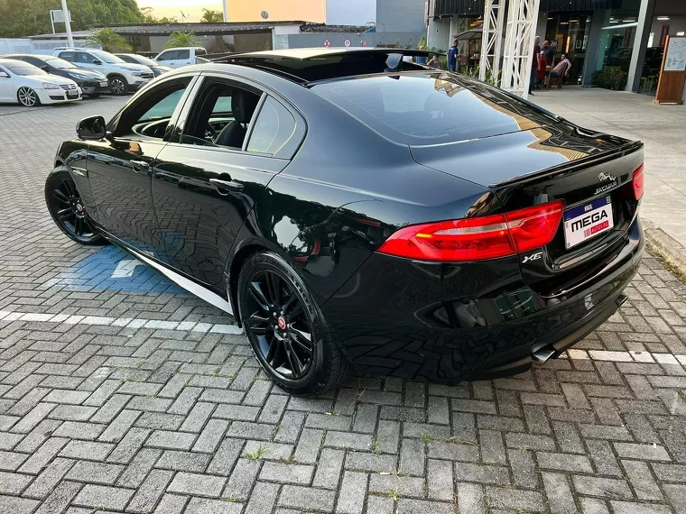 Jaguar XE Preto 11