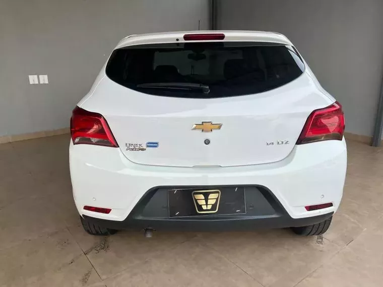 Chevrolet Onix Branco 2