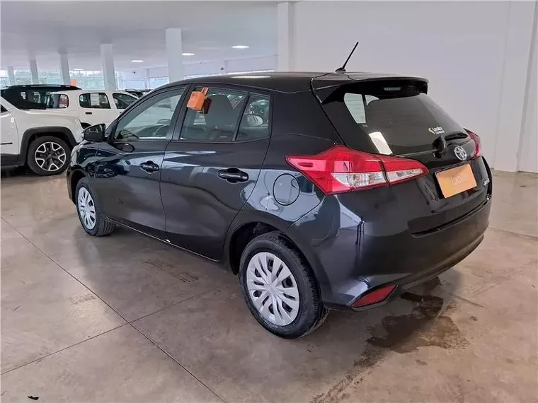 Toyota Yaris Preto 2