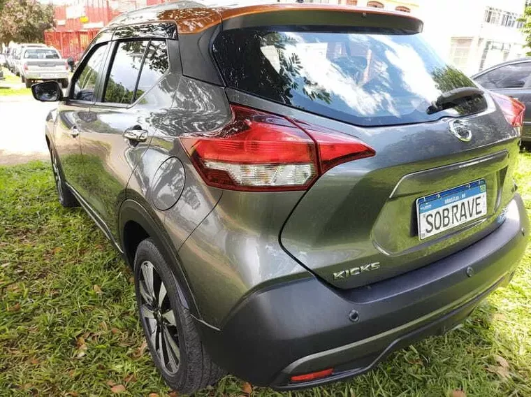 Nissan Kicks Cinza 2