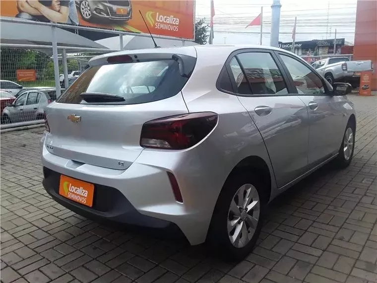 Chevrolet Onix Prata 2