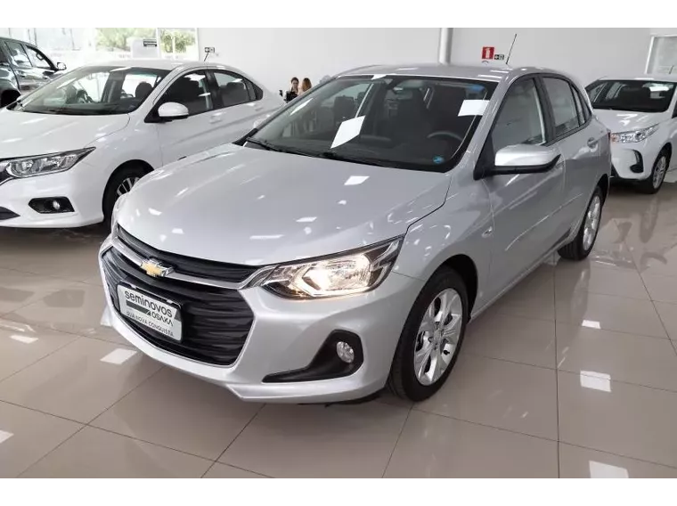 Chevrolet Onix Prata 17