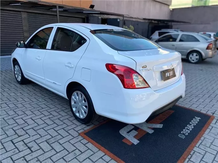 Nissan Versa Branco 11