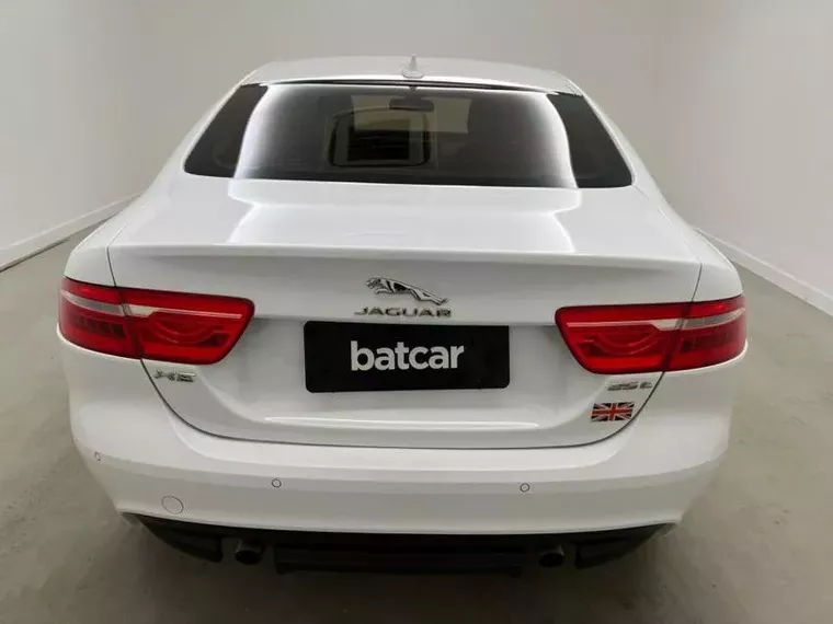 Jaguar XE Branco 8